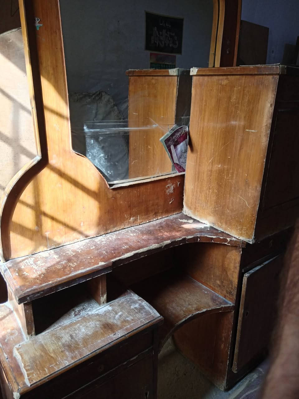 غرفة اخشاب ٦بيبان يرادله ترتيب للبيع ب ٣٠٠ وبيه مجال رقم تلفون *********** مكاني بغداد قرب مرور التاجيات
