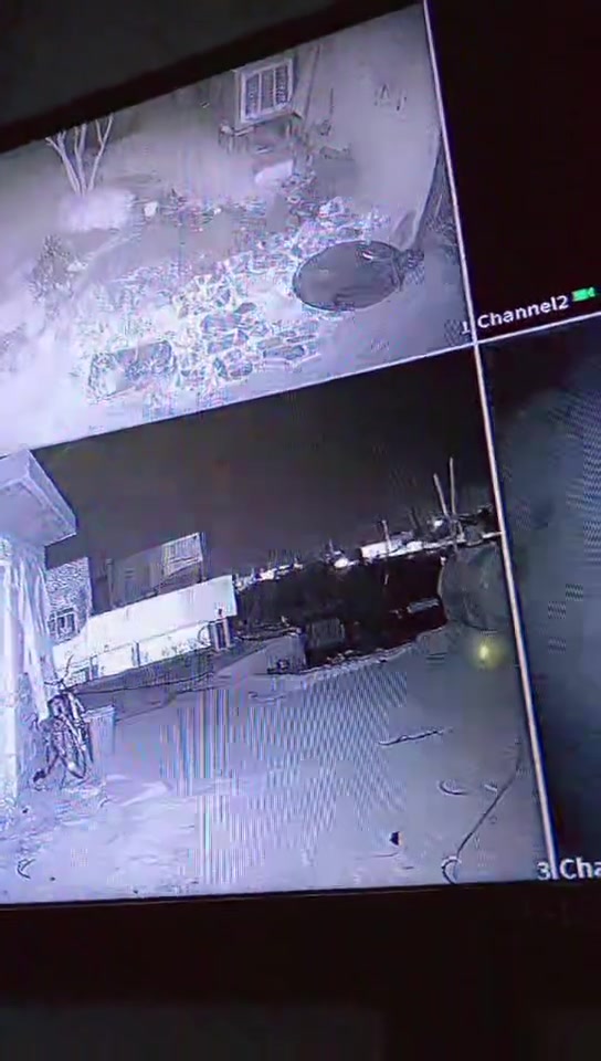 السلام عليكم  كاميرات مراقبه نوعية لهوه كلش زينه و جديد ما مستخدم هوايه ملونه بيها حساس ضوء بالليل و النهال و صوت متكونه من اربع كاميرات سعرهن 150و بي مجال⭐⭐⭐ ع فحص 🌹🌹

للاستفسار ***********
