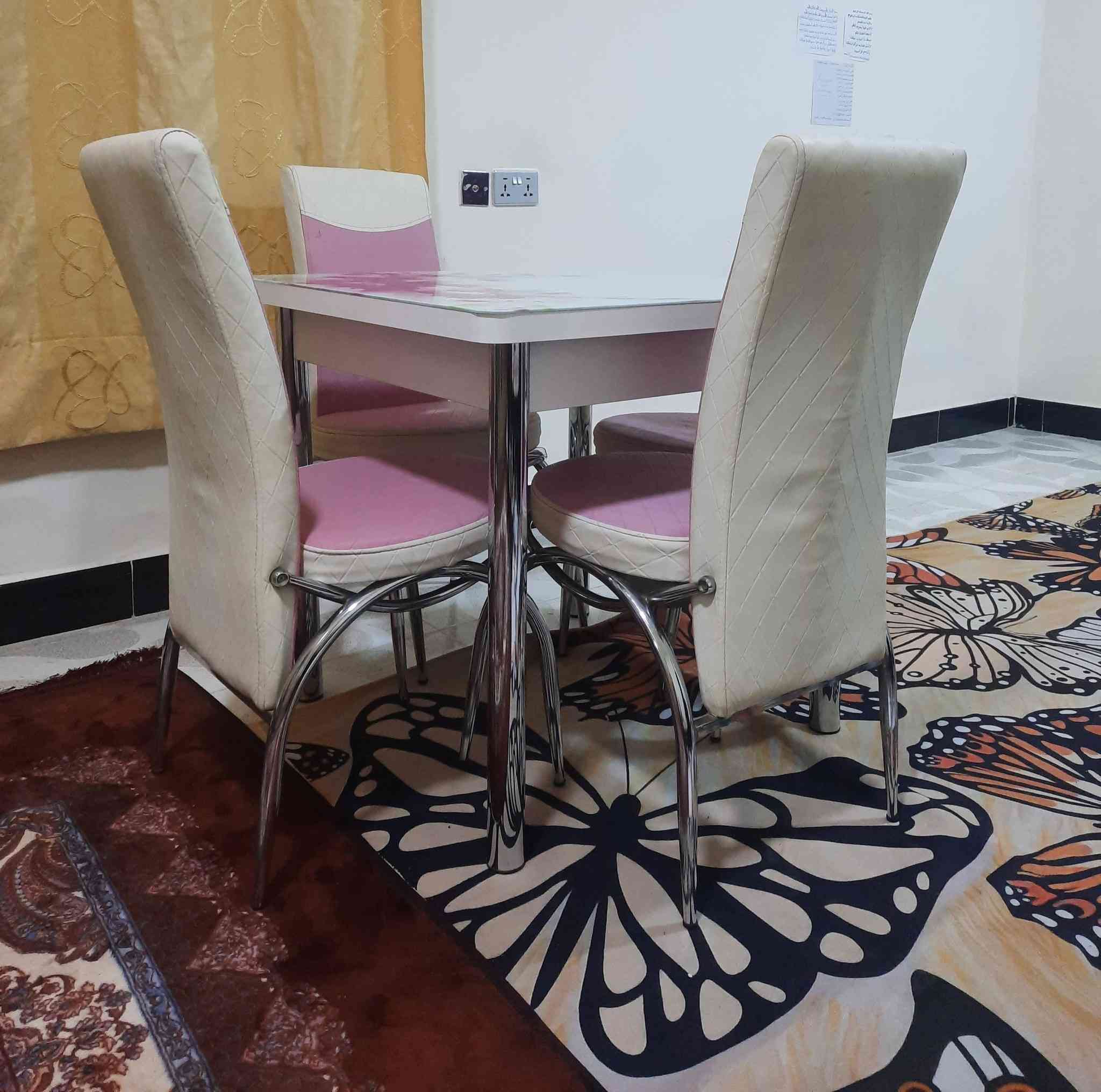 ميز طعام رباعي نضيف تكلبة وتشوف 
العنوان 📍/المحمودية حي الكرار 
السعر /200/وبي مجال
التواصل مع هاذا الرقم 
     ***********
                آسياا
