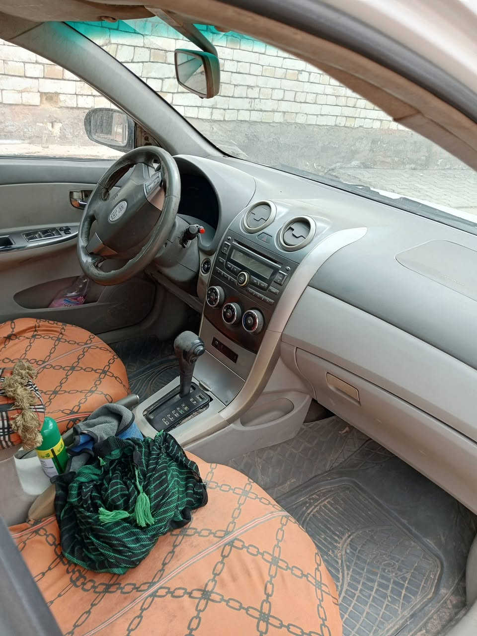 بيوايدي 2013 سيارة نضيفه بس تلحيضات بيه باب السايق  كير مكينه محورات مال كورله الرقم ***********
