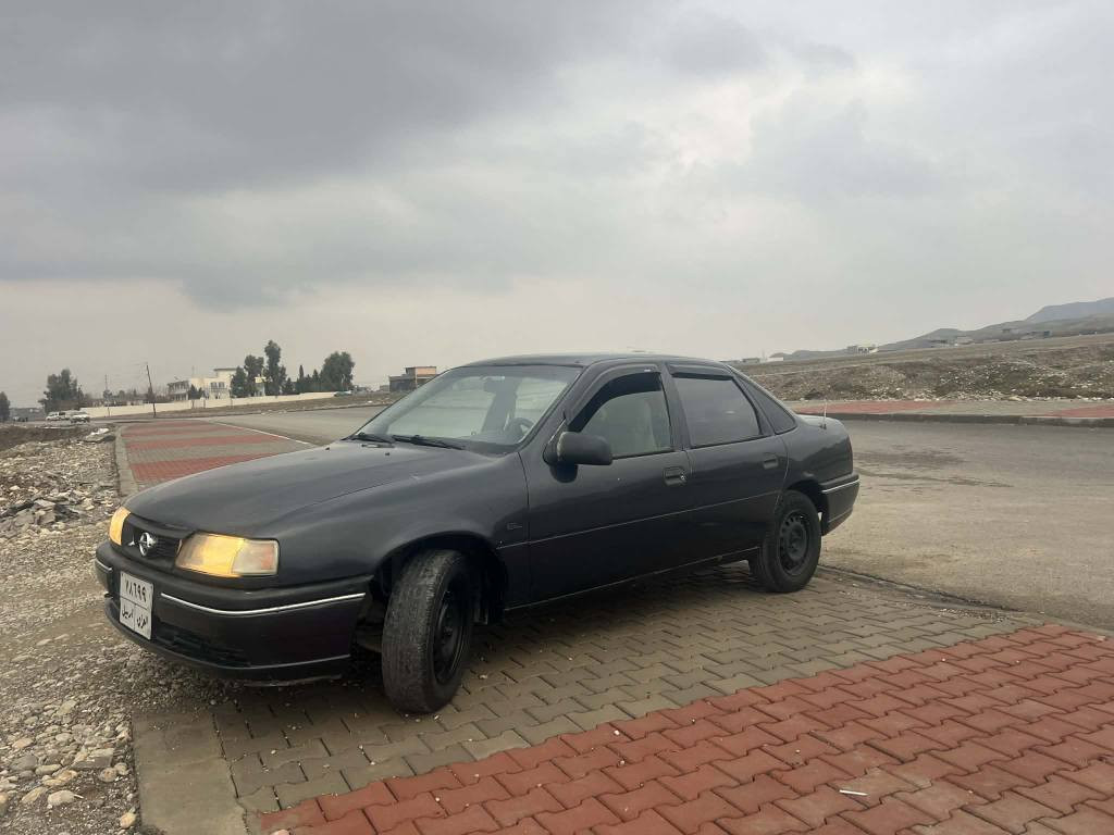 ئؤپل مودئل 1993 كورة كراوة بؤ جواني وةرگةرة و موس بة شةرت بةناو كردن بة شةرت چوار تاية تازا لة ژيرةية بةس بة دةنةي پيشي گؤرةوة سةيارةكة مالي دؤستة مةكينة لؤكي بؤ بةسترةوة 1993 و مةكينة 20 ئيفرؤي مةزبووتة سعري 31 وةرقة و مةجةلئك برايانة. 
شوئن: تةق تةق 
ژم.***********
*********** أربيل, العراق
