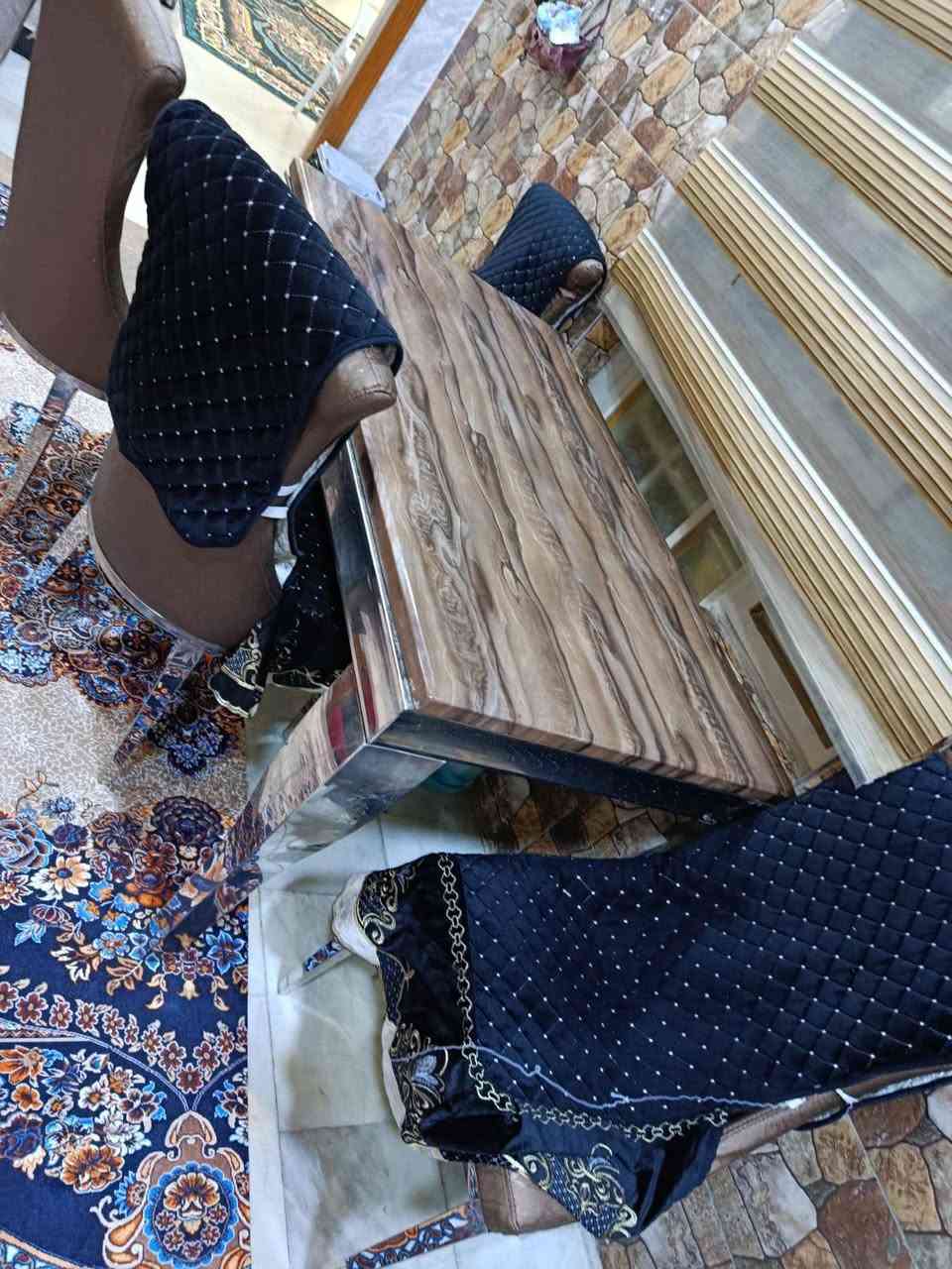 ميز طعام للبيع سعر ٢٥٠ جديد ونضيف ٦كراسي وبي مجال مكان شالجيه قرب سيطره شمعه صيدليه المسره  ***********
