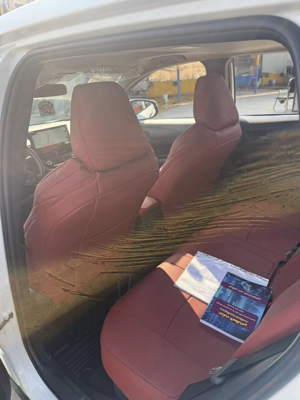 كورلا كروز موديل ٢٠٢٥ ماشيه ١٥ الف مواصفات عاديه بيها شخط بسيط في باب الخلفي عكس السائق موضح بالصوره 
سعرها ٢٦ مليون وبيها مجال مكاني بغداد بسمايه
***********
