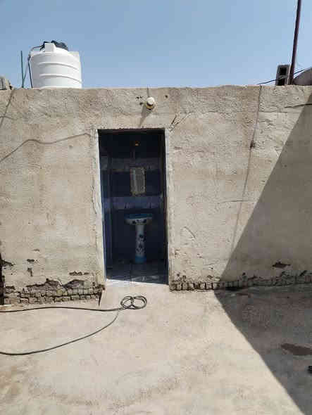 بيت زراعي للبيع 
خلف بدعة الرحمة 
مساحة ١٨٥ م
قريب ع شارع عشرين
يحتوي البيت ع غرفتين نوم ٥×4 وحدة من الغرف مسويها مطبخ  صالة 4×8
صحيات خارجة بناء بلوك و السقف عكادة و فوقها صب
السعر ٢٧ وبية مجال بسيط
هاتف ***********
