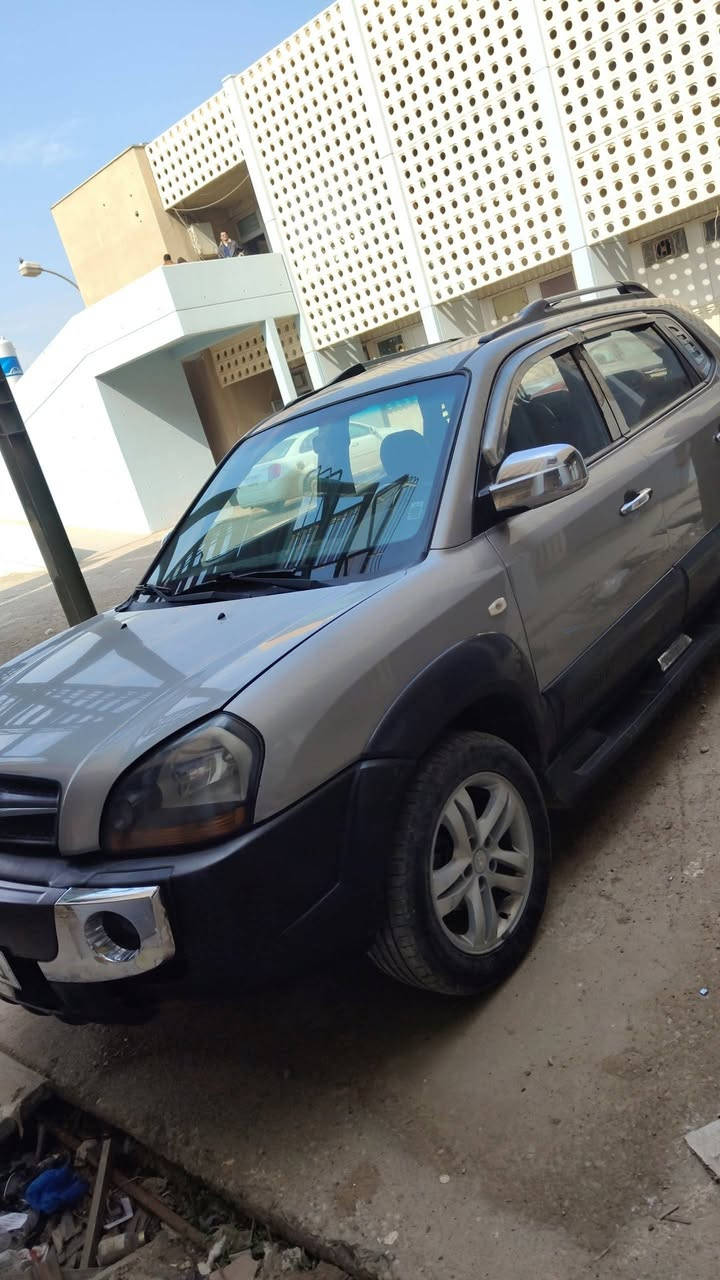 السلام عليكم
توسان موديل 9 كفاله من الضربه والصبغ حتى البلاستك
رقم بغداد دولي بأسمي
مكينه 2000 دوش
حداديه 70%
تايرات جديده
باتري جديد
تبريد تدفئه شغاله
السعر 125 وبيها مجال
مكاني كوت مركز المدينه 
*********** //  ***********
