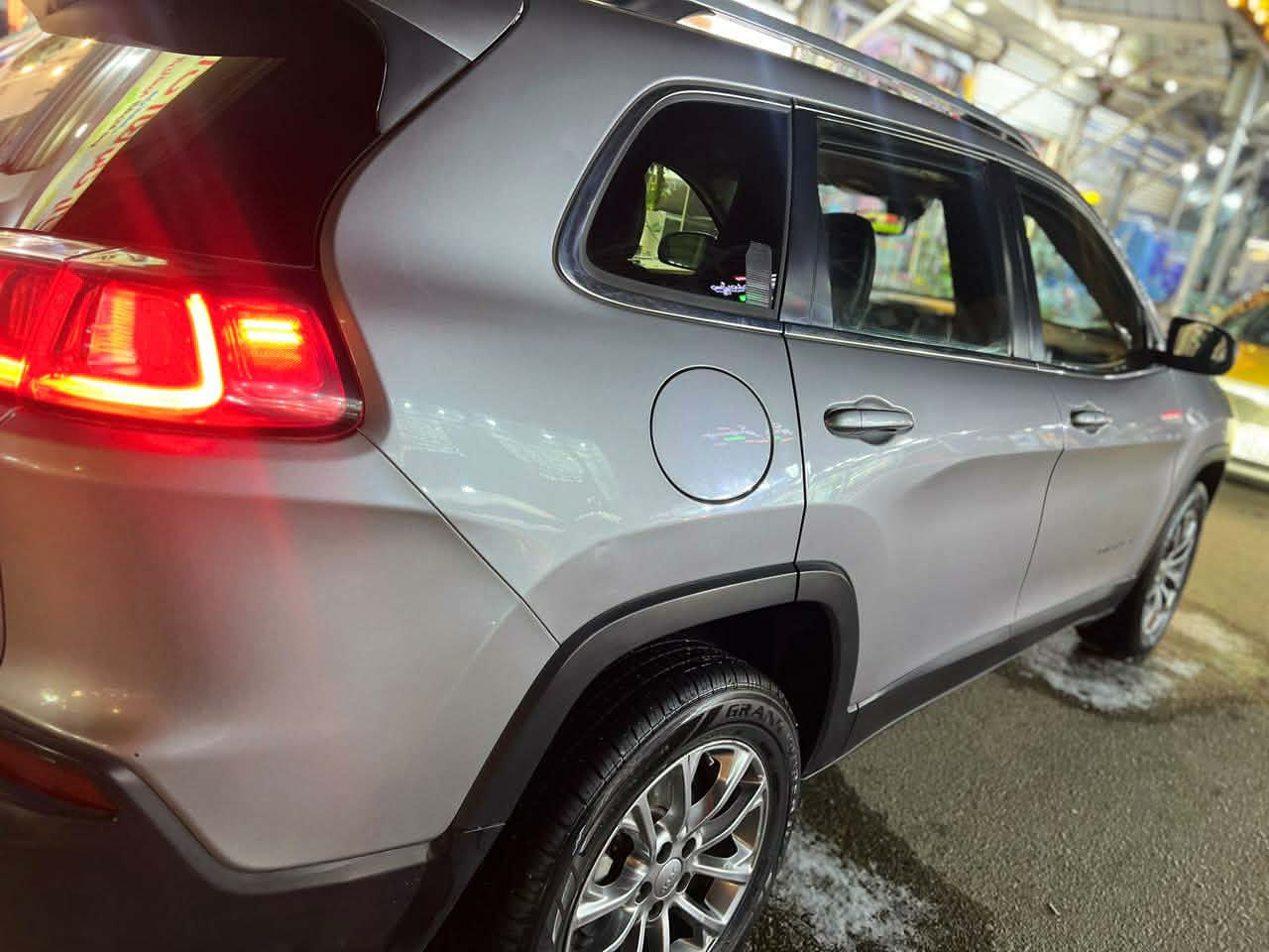 السلام عليكم

جيب شيروكي بزون

الموديل : 2019 

نوع الحادث :  بنيد وجاملغ  

الــمــواصــفـــات :-

1 - محرك 4 سلندر 2400

2 - كشنات جلد اسود

3 - شاشة وسط للتحكم في ايعازات السيارة

4 - تبريد قطعتين امامي خلفي

5- لايت زنون + كشاف  

7 - تبريد ثلج 

8 - منافذ USB امامي خلفي

10 - تحكم ستيرن جهتين

12 - نضام ABS مانع انزلاق

13- سايد بريك بصمة  

17- حساس خلفي

18-أوتو بريك

19- نضام قياده

21- بصمه

رقم التلفون ***********
