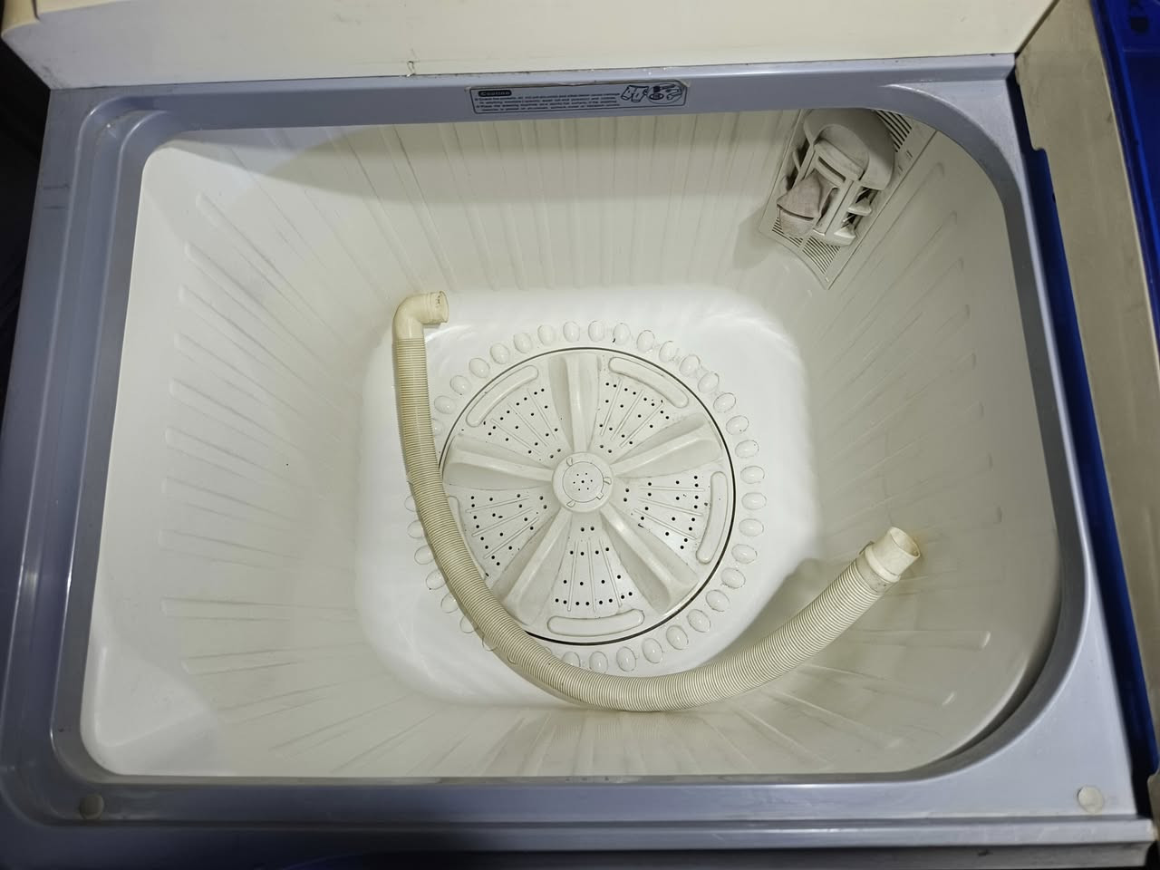 السلام عليكم غسالة توشيبا للبيع سعر 40 الف وبيها مجال غسالة نضيفة بس نقصها دكم موضحه بصورة  مكاني بغداد الحرية ***********
