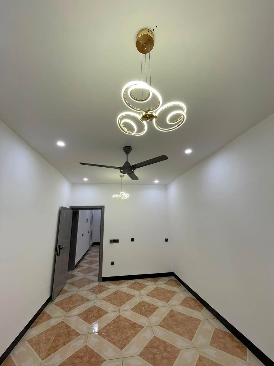 🏠دار بناء حديث للبيع طابقين منعزل للوارد شهري 
   موقع مميز للبيع
~~~~~~~~~~~
البيت فول فول✔️
دبل جام المنيوم✔️
~~~~~~~~~~~
طابو ملك صرف✏️📋
~~~~~~~~~~~
📐المساحه:140 متر
📐الواجهة :-7 متر 

~~~~~~~~~~~
📍الموقع : حي عدن خلف جامع تحسين صوراني 

~~~~~~~~~~~
💸السعر :علق تم يوصل السعر
~~~~~~~~~~~
يحتوي الطابق الاول على:-
 غرفتين نوم + استقبال + هول + مطبخ حار بارد + الترك + كراج 
~~~~~~~~~~~
يحتوي الطابق الثاني على:-
هول +صحيات + 
غرفتين نوم:مطبخ حار بارد 
~~~~~~~~~~~
~~~~~~~~~~~
للاستفسار اكثر الاتصال على
***********📱
~~~~~~~~~~~
نستقبل جميع العروض 
🏠السكنيه  🏛️التجاريه
مكتب عدن بدايه سايدين عدن مقابل مجمع جوهره
