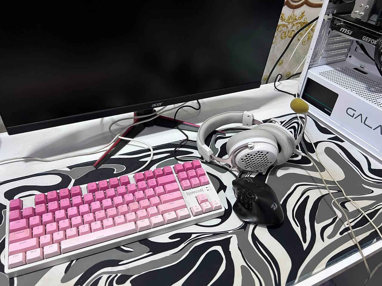 السلام عليكم تجميعة للبيع
المواصفات:
 المعالج (CPU): Intel Core i5-13400F

 مبرد المعالج (Cooler): DeepCool Gammaxx AG400

 كارت الشاشة (GPU): MSI RTX 4070 12GB Ventus 2X

 اللوحة الأم (Motherboard): ASUS Prime H610M-K D4

 الرام (RAM): 16GB (2x8GB) 3600MHz T-Force Delta RGB White

 التخزين السريع (SSD): NVMe 256GB

 التخزين الإضافي (HDD): 1TB Toshiba 7200 RPM

التخزين الاضافي (HDD): 320GB

 مزود الطاقة (Power Supply): DeepCool 650W PF650

 الكيس (Case): Galax Rev 05 White (أبيض مميز)
الشاشة: acer 180Hz 0.5ms 1080p IPS HDR
ماوس وكيبورد ريد دراغون 
سماعة ريد دراغون 
ملاحظة: بس جامة الكيس مكسورة التجميعة جدا نظيفة الله شاهد ومعتني بيها هواي تجي تفحصها وتبات يمي براحتك الك كل الوقت بالفحص السعر كاملة مليون و650 
مكاني بغداد السيدية 
الرقم:***********
