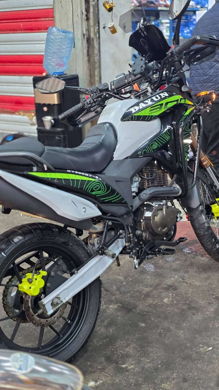 السلام عليكم دراجة دايوان ادفنجر 300cc رقم أربيل تحويل ثاني يوم ماشية ٩ آلف الدراجة مكفوله من التاير للتاير ع وضع الشركة مكاني بغداد زيونه والدراجة مابيها اي نقص اليحب يتواصل وياي ع الدراجة متواجد واتساب وخط رقمي ***********
