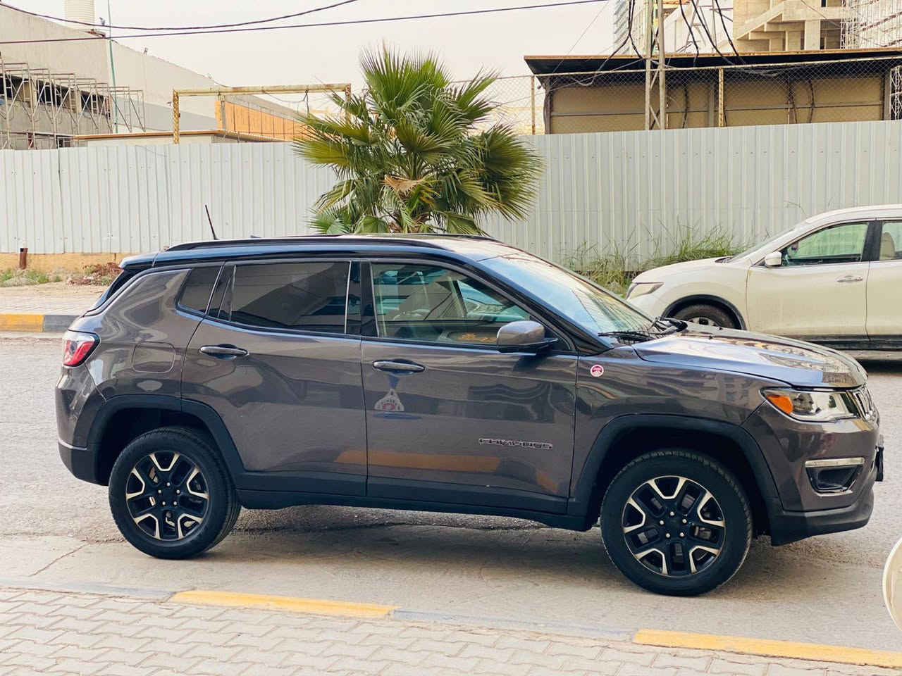 ‏جيب كومباس فئة تريل هوك موديل  2020  السياره تو كلر لونين السعر 126 قابل للتفاوض 
للأستفسار ***********
‏حادثها بنيد وشويه من الجاملغ والباقي مكفوله  مواصفات بنورامه  بصمه تشغيل + بصمة ابواب 
تشغيل عن بعد  كشنات امامي ثنين كهربائي جلد اسود بالكامل 
‏تدفئه + تبريد بالكشنات
‏شاشه كبيره تاب + gps
‏شاشة دجيتال اليكتروني 
‏تبريد قطعتين امامي خلفي
‏هند بريك بصمه فور ويل 
‏ كشن السائق واللي بصفه كهرباء محرك 2400 محرك وكير مكفولات 
حساسات كامره خلفيه
‏اشاير بالمري 
‏ويل كب كروم رقم بغداد     
‏سياره جاهزه حداديه تخم تاير وباقي المواصفات المعروفه
 مكان السياره كربلاء كربلاء, العراق
