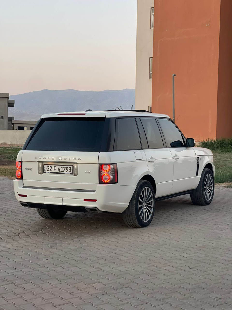 السلام عليكم للبيع او مراوسه بسياره رقم شمالي رنج روفر فوك 

‏Range Rover Vogue
لون ابيض موديل 2010 وكالة شركة سردار خليجي 
رقم أربيل وكالة او تحويل مكفولة كفالة عامة من الضربة والصبغ والتصليح
فول مواصفات
أوتو بايكرافي
مواصفات..فول فول
🛑مثبت سرعته
🛑تحكم استيرن جهتين
🛑صندوك شفط
🛑لايت زنون
🛑شاشه كوشن
🛑كشنات كهرباء وجلد
🛑إناره ترحيب مرآة
🛑حساسات امامي خلفي
🛑حساس امطار 
🛑جكات جوبليس 4 اطارات 
🛑فتحة سقف 
🛑تبريد ثلج قطعتين امامي خلفي 
🛑هاند بريك Auto
🛑 5انظمة قيادة 
🛑دفع رباعي
🛑مكينه 8V عادي بدون سوبر
🛑12سماعه🎧 
🛑4تايرات جديد 
🛑شركه سردار🏢
🛑8ارباك
🛑 سبير ويل كب 
🛑دبل اكزوز 
وبيها هواية مواصفات السياره خير من الله 

مابيها أي نقص وبالخير ع الياخذها   ‎
مكان السياره قضاء  عقرة بين اربيل و دهوك السعر 135 ورقه ومجال الشراي يتصل ع الارقام 
***********-بي واتساب
***********- بي واتساب
*********** أربيل, العراق
