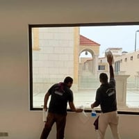 نرجّع شبابيكك تلمع مثل الجديدة ✨  ودّع آثار الأسمنت نهائيًا!  تنظيف اح...