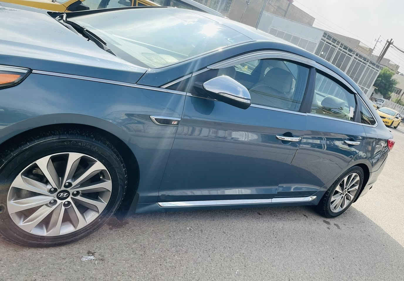 السلام عليكم سوناتا سبورت 2015 للبيع السعر 110وبيه مجال بسمي اللون ازرق جويتي مكينة 2400 GDI مواصفات تحكم ستيرن اربع جهات حساس تاير اربعه دسك كشن كهرباء تدفئه بالكشن لد امامي خلفي منضومة زنون أصلي  شاشة كامرة خلفية مرأة عاكسة للضوء ثلاث انظمة قيادة سبورت عادي ايكو... الخ بدون بصمة بدون فتحة السيارة مسويلهه ادامة كاملة منضومة غاز بانزين عبوة كاملة احتياط بلك اصلي وكالة دهن ايضآ الصدر نضيف
ملاحضة: مضاف اليها منضومة غاز بدون قطرة دوانز 
الضرر خلفي صندوق وجاملغات خلفيه ثنين  للعلم الصندق مبدل نفس اللون أصلي والبنيد مبدل نفس اللون اصلي  بدون طخطه بالبجم  للاستفسار ***********المكان الشعب
