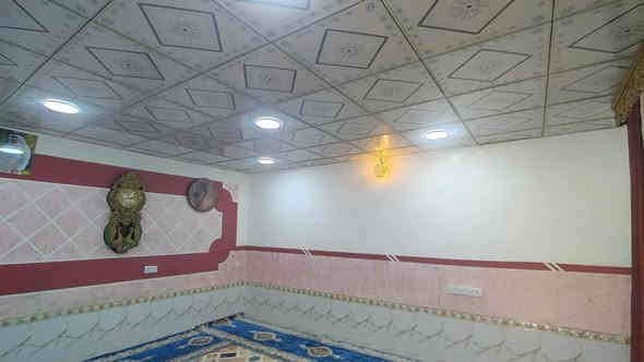 دار للبيع تجاوز حي المرحلين  بالفرع مال الاخ  احمد تنكجي
مساحتها  الكلي 370 متر  مع قطعة فارغة ابظهر البيت الصوره واضحه كدام عينك البيت مكونه من غرفتين واستقبال وهول  ومطبخ ومجموعة  الدرج وصحيات  للاستفسار *********** سعرها 40مليون بيه مجال
