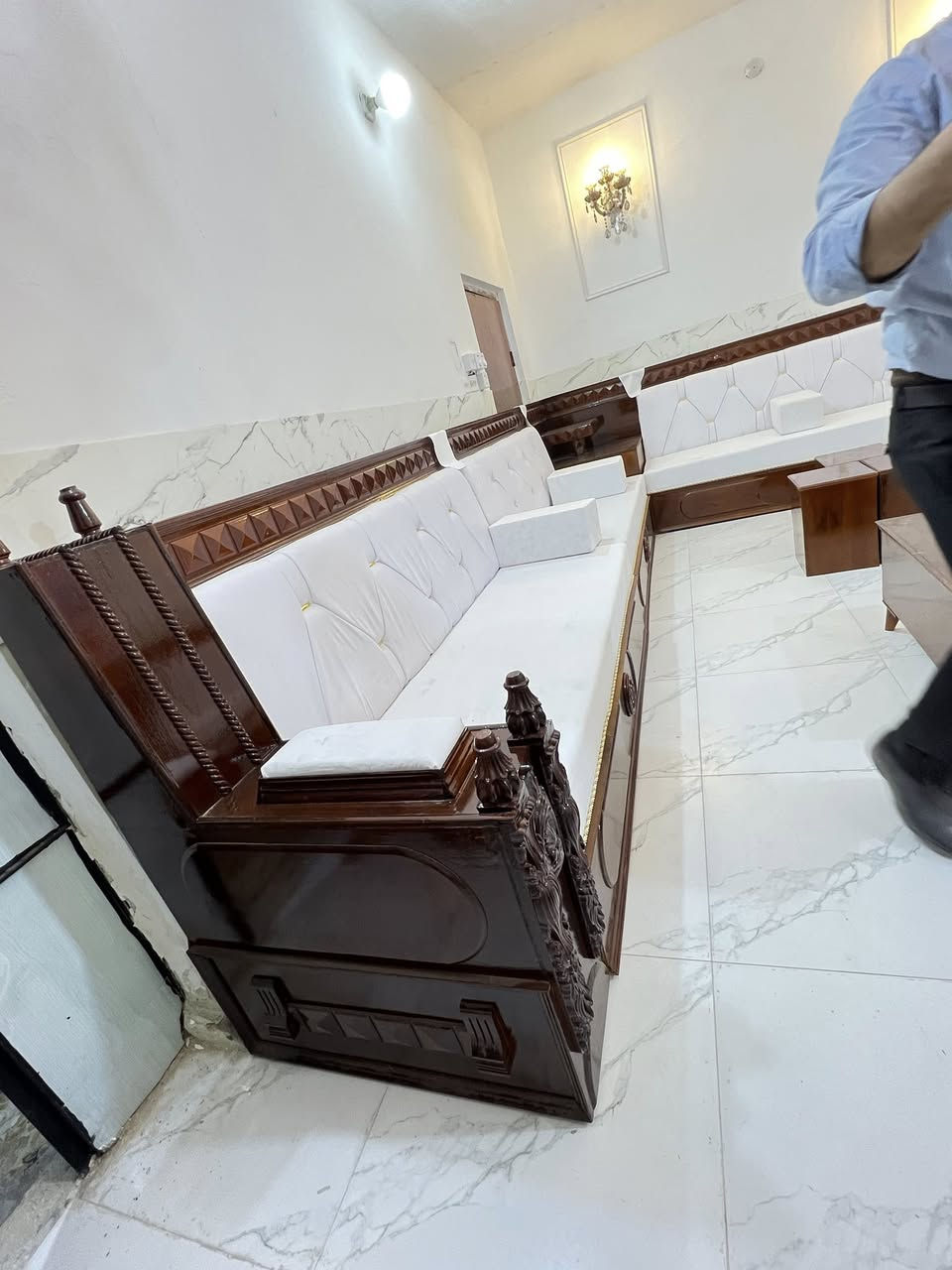 يالله شغل ديوان صاج شغل معمال ومعراض الاخوين
بلوك نقش زان لوح روسي تراس. 
نوع السفنج كستره ١٥ سنتيم 
القمش. المرمري ساده 
سعر المتر ١٤٠ جوه سوك. عنوان ناصريه حي سومر 
قراب عمارت ماجد توصل وتساب ***********
