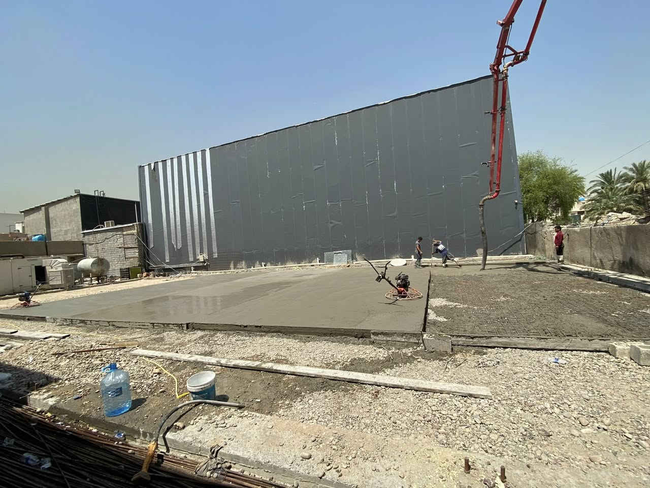 🏗️ قيد التنفيذ: المباشرة بأعمال التأسيس والصب لأحدث مشاريعنا ( ملعب بادل ومجمع ترفيهي مساحة 450 م² )

الموقع📍: بغداد / حي الجامعة / قرب جامع نجمة

تعلن شركة البروج للمقاولات والاستثمار العقاري عن بدء الأعمال الإنشائية وتأسيس البنية التحتية لأحد أحدث مشاريعها والذي يتم تنفيذه وفقاً لأعلى المواصفات.

*دقة ملاعب البادل تبدأ من استواء الأرضية؛ تحرص كوادرنا الهندسية على تهيئة الموقع بأعلى درجات الدقة عبر مراحل مدروسة تم إنجازها في الموقع حالياً:

⚙️ فقرات العمل الحالية والمواصفات الفنية:

1- أعمال الحدل والتسوية: تم حدل التربة بدقة وتوجيهها للوصول إلى حد الصلابة والمقاومة المطلوبة.

2-المسح الهندسي (التصفير): استخدام أجهزة المسح المتطورة  لضمان استواء صبة الكونكريت بنسبة 100% دون أي تفاوت أو ميول.

3- الصب الخرساني المسلح للتسوية: صب الأرضية الخرسانية بمساحة (252 م² )وبأبعاد (12 متر × 21 متر) باستخدام الخباطة المركزية. 

ترقبوا معنا المراحل القادمة للمشروع وتفاصيل الصالات الترفيهية والكافتيريا الملحقة به..

💼 مسؤولية الشركة والتزاماتنا:

1- الالتزام بالمعايير: تطبيق أدق المواصفات الهندسية والفنية في العمل.

2-الجدول الزمني: الالتزام التام بمواعيد مراحل التنفيذ والتسليم المحددة والمتفق عليها.

3- ضمان حقيقي: فترة صيانة مجانية لمدة سنة كاملة تبدأ من تاريخ تسليم المشروع.

للتواصل مع القسم الهندسي أو للاستعلام عن خدمات التنفيذ والمقاولات، يرجى الاتصال عبر الأرقام التالية:
📞 ***********
📞 ***********
#شركة_البروج #ملاعب_بادل #مشاريع_استثمارية #بناء_ملاعب #مقاولات_بغداد #هندسة_مدنية #تصفير_الأرض #مجمع_ترفيهي
