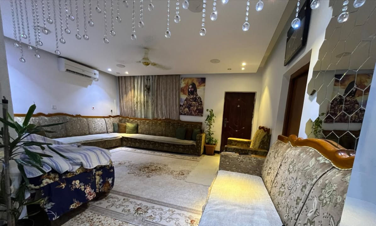 بيت طابو صرف مساحه 139 طابقين
موقع:- الإسكان خلف المسبح الإسباني 

يحتوي على:-
الطابق الاول/ صاله واسعه ، وهول، ومطبخ حار وبارد ، ومجمع صحيات ، وطارمه واسعه ( يوجد مدخلين من الطارمه واحد للهول واحد للصاله)

الطابق الثاني/ غرفة نوم ، وغرفة صغيره تنفع غرفة طفل او مخزن، ومشتمل كامل يحتوي على غرفة نوم واسعه ومطبخ واسعه ومجمع صحيات ودرج خارجي منفصل عن البيت ويوجد باب للمشتمل على داخل البيت ايضاً تحبون تلغوا وينفصل نهائي او تبقوا وطارمه صغيره.

- السعر 325 مليون

‭٠٧٨١ ٥٤١ ٢٣٢٣‬
