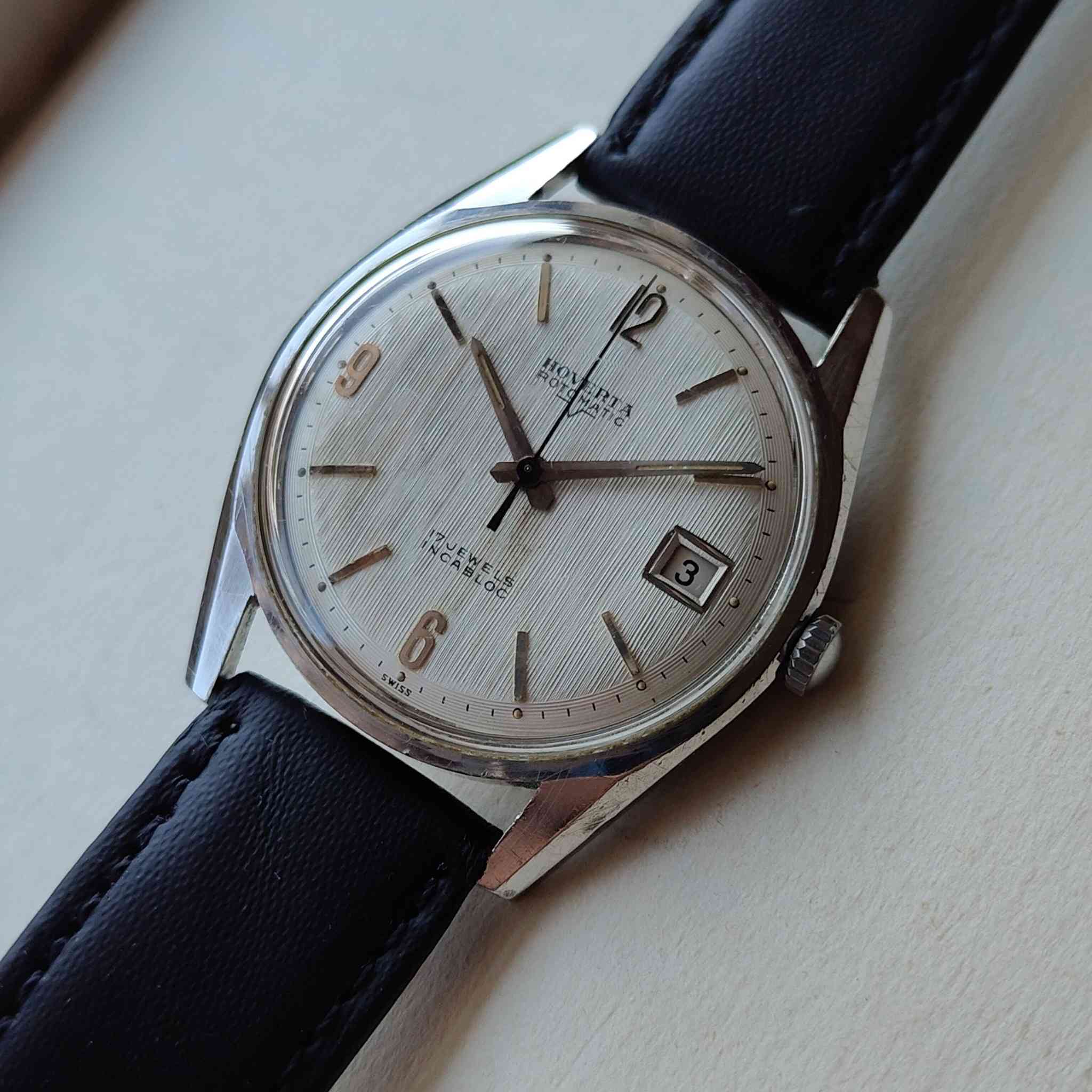 تحفة من الفنتج المعتق
هوفرتا . اوتماتك 
سويسري إنتاج قديم 
سحبة وحدة
نظافة ممتازة جداً جداً 
القطر 34
مينة بتشطيب رائع 
ماكنة إيتا تشطيب ولا اروع
السير مستبدل"

السعر 125 ألف مع التوصيل


**إذا كنت صاحب هذا الإعلان وتريد حذفه لأي سبب، رجاءا أرسل رسالة إلى الدعم الفني**