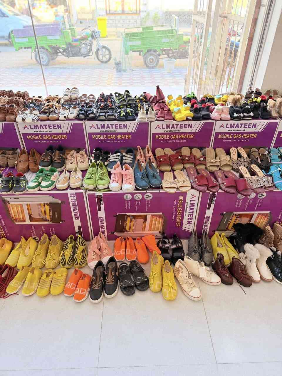 السلام عليكم ورحمة الله
شلعة احذية كلة جديد اطفال ونسائي العدد التقريبي ٦٠٠ الى ٧٠٠ قطعة ابيع شلع وابيع نص الكمية للاستفسار مراسلتنا او الاتصال بنا 
***********
