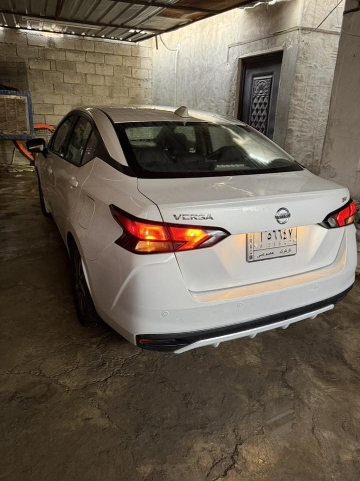 📣 للبيع: نيسان فيرسا 2020 SV - بحالة شبه زيرو
النوع: نيسان فيرسا (Nissan Versa)
الموديل: 2020
الفئة: SV (مواصفات مميزة)
اللون: أبيض صدفي (Pearl White) - لمعة ملكية مميزة جداً
المسافة المقطوعة: 35 ألف ميل فقط (ماشي قليل جداً)
✨ أهم المواصفات والمميزات:
• المحرك: 1.6 لتر، 4 سلندر (قمة في الاقتصاد بالوقود).
• التكنولوجيا: شاشة لمس كبيرة، دعم Apple CarPlay و Android Auto، تحكم ستيرن كامل.
• الأمان الذكي: رادار أمامي مانع للتصادم، تنبيه خروج عن المسار، رادار جانبي (نقطة عمياء).
• التشغيل: نظام تشغيل بصمة مع دخول ذكي للأبواب.
• التصميم: ويلات ألمنيوم أصلية قياس 16 إنش، مرايا جانبية بإشارات ضوئية.
🛠 حالة السيارة (الضمان والصدق):
• الحادث: حادث بسيط جداً (خشم البونيد فقط) موضح بالصور قبل التصليح.
• التصليح: تم التعديل والصبغ، والباقي كفالة عامة.
• المكانيك: المحرك، القير، التبريد، والمنظومة الكهربائية بشرط الفحص (شبه جديدة).
• الداخلية: نظيفة جداً وبحالة الوكالة.
📍 الموقع: كركوك (المعاينة متوفرة في المنطقة الصناعية أو حسب الاتفاق).
💰 السعر: 128 ورقة (قابل للتفاوض البسيط للجادين).
📞 للتواصل والاستفسار:
يرجى الاتصال على الرقم: [***********]
أو المراسلة عبر الواتساب مباشرة.
