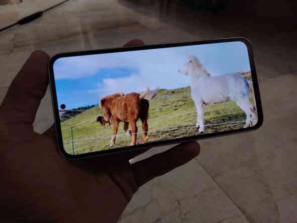 للبيع: Samsung Galaxy A54 5G مستعمل — بيع مستعجل
السعر: 185 الف وبي مجال بسيط

🔹 الموديل: Samsung Galaxy A54 5G
🔹 الحالة: مستعمل
🔹 العيوب: مضروب من فوق (واضح في الصورة)، باقي الجهاز شغال تمام بدون مشاكل
🔹 الملحقات: كارتونة وكل شي جاهز
🔹 السعة: 256 GB
🔹 اللون: أبيض

📍 للاستلام: مكاني بالنجف
📞 للتواصل بسرعة: ***********
