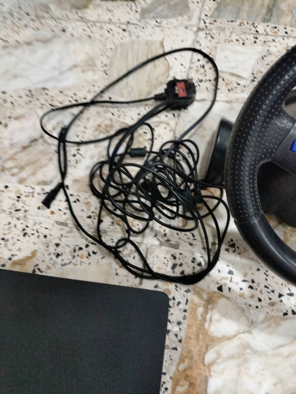 بلي ستيشن فور مع 4اقراص وستيرن ويدات 2 ب450 وبي مجال بسيط نظيف غير مهكر وغير مصلح