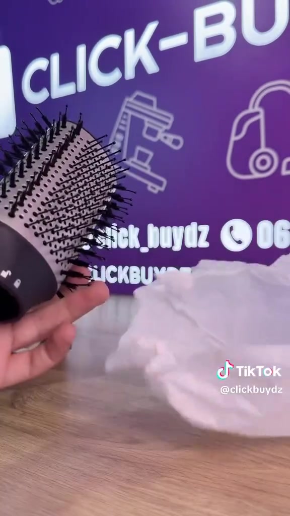 مصفف ومجفف الشعر Remington Hydraluxe Volumising Air Styler المصمم لتجفيف الشعر ومنحه كثافة إضافية في خطوة واحدة.المواصفات والميزات الرئيسيةقوة 1200 واط: يوفر تدفق هواء قوي لتجفيف سريع أثناء التصفيف.تقنية Hydracare: تتيح التصفيف بدرجة حرارة أقل لحماية الشعر من التلف الناتج عن الحرارة العائدة.طلاء Moisture Lock: يساعد الأسطوانة المغطاة بالسيراميك على الحفاظ على توازن الرطوبة المثالي للشعر.وظيفة الأيونات: تطلق أيونات تمنع تطاير الشعر وتمنحه لمعاناً ونعومة.تصميم 2 في 1: يدمج بين تجفيف الشعر وزيادة حجمه وكثافته (Volumising).


**إذا كنت صاحب هذا الإعلان وتريد حذفه لأي سبب، رجاءا أرسل رسالة إلى الدعم الفني**