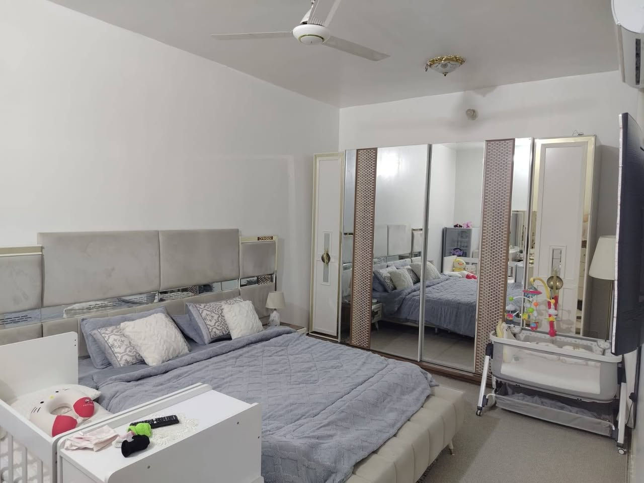 ✨🫧دار سكن 150م طابقين بالزهراء 🫧✨

✨🫧 رقم الاعلان ((82)) 🫧✨

▫️المنطقة : ((الزهراء))

🫧نوع العقار : ((دارسكن))

▫️المساحة : ((150م))

🫧الوجه : ((10م))

▫️النزال : ((15م))

🫧عرض الشارع : ((10م))

▫️حالة  البناء : ((الاول2015
 الثاني 2022))

🫧 عدد الطوابق : ((طابقين))

🫧تفاصيل البناء:: 
كل طابق يتكون من: استقبال وهول ومطبخ وغرف نوم عدد (1) وصحيات وطرمة
كل طابق يتكون من : هول ومطبخ وغرف نوم عدد(1)وصحيات

▫️أقرب نقطة :((شارع الزهراء))
 
✨و لمزيد من التفاصيل يرجى التعليق (((ب تم)))

✨او زياره مقرنا الكائن في الخاجية شارع 40 مجاور الابتسامة الذهبية

 او الاتصال على الرقم 
***********

أو عبر الروابط👇
 
-رابط التيك توك 
https://www.tiktok.com/@alwaset902?_r=1&_t=ZS-94pI1CR3LtN

-رابط الانستغرام
https://www.instagram.com/al_waset902?igsh=bTlibmQxZDE5dzFv

-رابط قناة التليجرام
https://t.me/waset902

-رابط قناة اليوتيوب 
https://www.youtube.com/@alwaset-n7b
