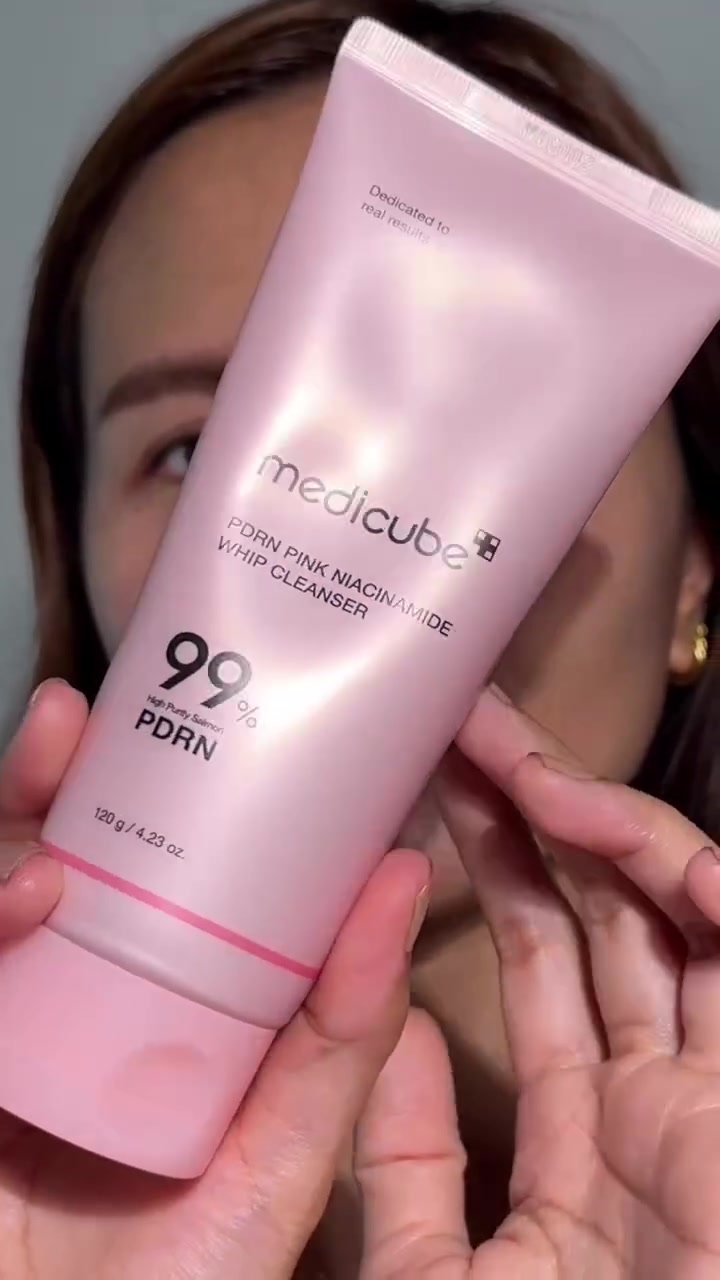 🍡غسول الوجه الرغوي المارشميلو Medicube PDRN Pink Niacinamide Whip Cleanser مصمم لتنظيف البشرة بعمق ولطف، مع توفير فوائد تجديدية وإشراقة. يوفر الغسول تنظيفًا عميقًا ولطيفًا بفضل رغوته الغنية التي تزيل الشوائب دون التسبب في جفاف البشرة. كما يحتوي على النياسيناميد للمساعدة في تفتيح وتوحيد لون البشرة وتقليل التصبغات، وعلى PDRN عالي النقاء لدعم تجدد الخلايا وتقوية حاجز البشرة. يُعد المنتج مناسبًا لجميع أنواع البشرة، بما في ذلك البشرة الحساسة.

✅ الفوائد الرئيسية:-
✔️ يبدأ المنتج بقوام هلامي لزج (يشبه المارشميلو) يلتصق بالشوائب ويزيل الأوساخ والزيوت الزائدة من المسام، ثم يتحول إلى رغوة كريمية غنية عند ملامسة الماء.
✔️ يحتوي على نسبة عالية من النياسيناميد (5% أو 20,000 جزء في المليون) المعروف بخصائصه في تفتيح البشرة، تقليل البقع الداكنة، وتوحيد لونها.
✔️ مدعم بـ PDRN (بولي ديوكسي ريبونوكليوتيد) النقي بنسبة 99% والمستخلص من الحمض النووي لسمك السلمون، والذي يساعد على دعم تجدد الخلايا وتحسين مرونة البشرة وملمسها.
✔️ يحتوي على حمض الهيالورونيك والسيراميد والبانثينول للمساعدة في الحفاظ على رطوبة البشرة وتقوية حاجزها الواقي، مما يمنع الجفاف أو الشد بعد الغسل.
✔️ تركيبته الخفيفة والمنخفضة التهيج تجعله مناسباً للبشرة الحساسة والجافة والدهنية والمعرضة لحب الشباب.
✔️ يمكن استخدامه كغسول يومي عميق أو كقناع للوجه يترك لمدة دقيقة واحدة لتعزيز التنقية والإشراق.
#الاصلي المنشأ كوريا 🇰🇷💯
السعر ١٥ الاف فقط
🚘 يوجد خدمة توصيل لجميع محافظات العراق ٤ الاف 🚘


**إذا كنت صاحب هذا الإعلان وتريد حذفه لأي سبب، رجاءا أرسل رسالة إلى الدعم الفني**