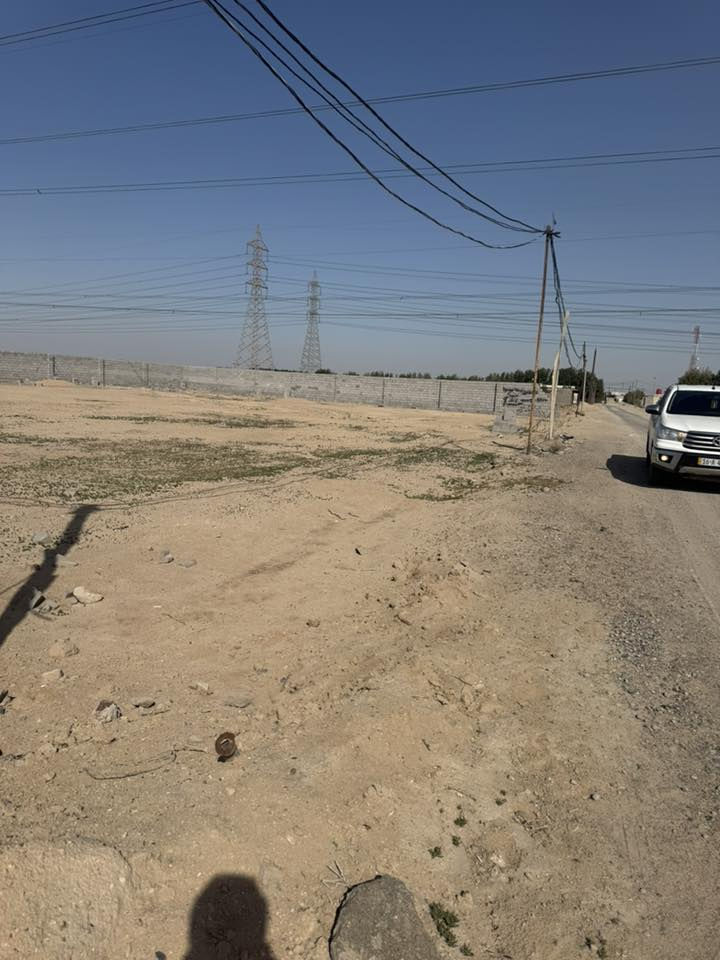 سلام عليكم دونم ب الدواجن ٢٥٠٠متر مسيج وبيه بلوك وسميت ورمل عن الشارع العام كيلو ***********
