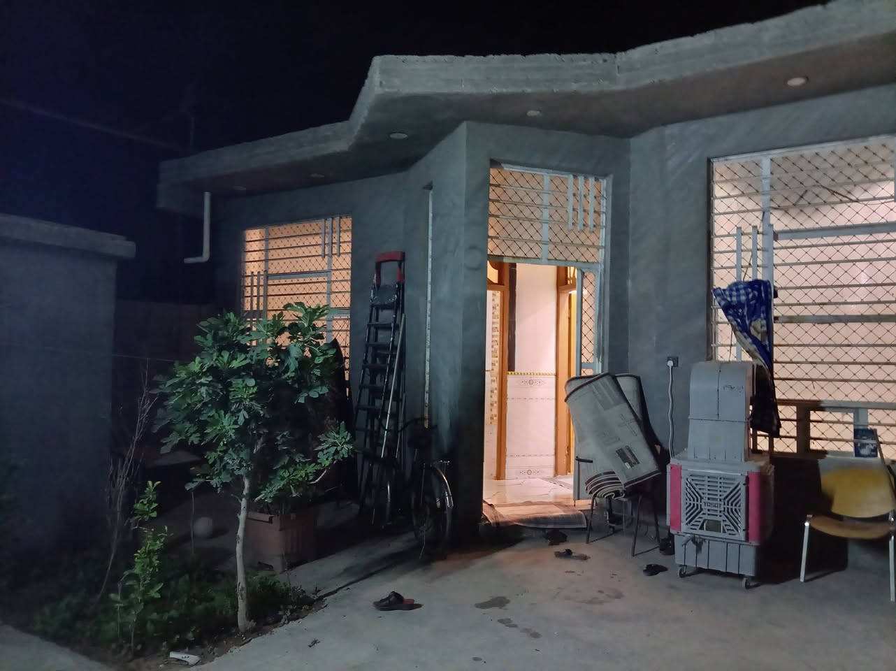 سلام عليكم من رخصت مدير الكروب بيت لبيع مساحه300 العنوان حي الدواغنه قريب عل كنطره الدواغنه الاستفتار***********
