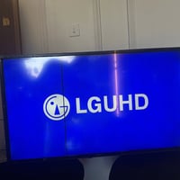 شاشه حجم 43 فول انترنت. بس بيهه هاذ الخط الاسود صارله سنه كفاله الشغل ...