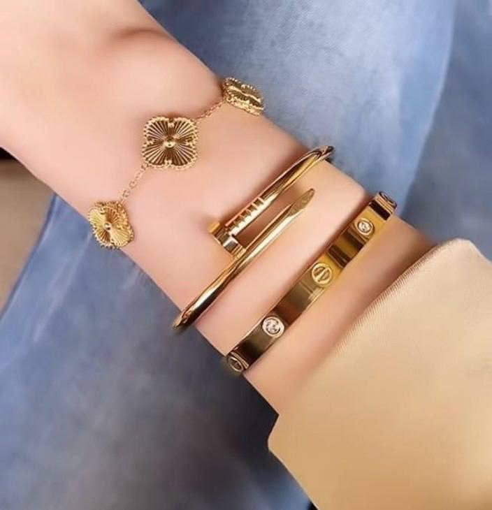 تشكيلة من أفخم السوارات الرائجة 

سيت متكون من 3 قطع . مسمار . فان كليف . كارتير . 💫💫💫

🌟كوالتي ممتاز أصلي ✔️
🌟طلاء ثابت بجودة عالية 💯
🌟غير قابل للصدأ ✔️ 
🌟مصمم بلمسة جاذبية 😍 
🌟تألقي بسحر جاذبية التصميم المميز 💕
🌟متوفر باللون الذهبي💛
🌟هدية رائعة لإحبابك 💍 

سعر السيت 15000 الاف الرمادي, الأنبار


**إذا كنت صاحب هذا الإعلان وتريد حذفه لأي سبب، رجاءا أرسل رسالة إلى الدعم الفني**