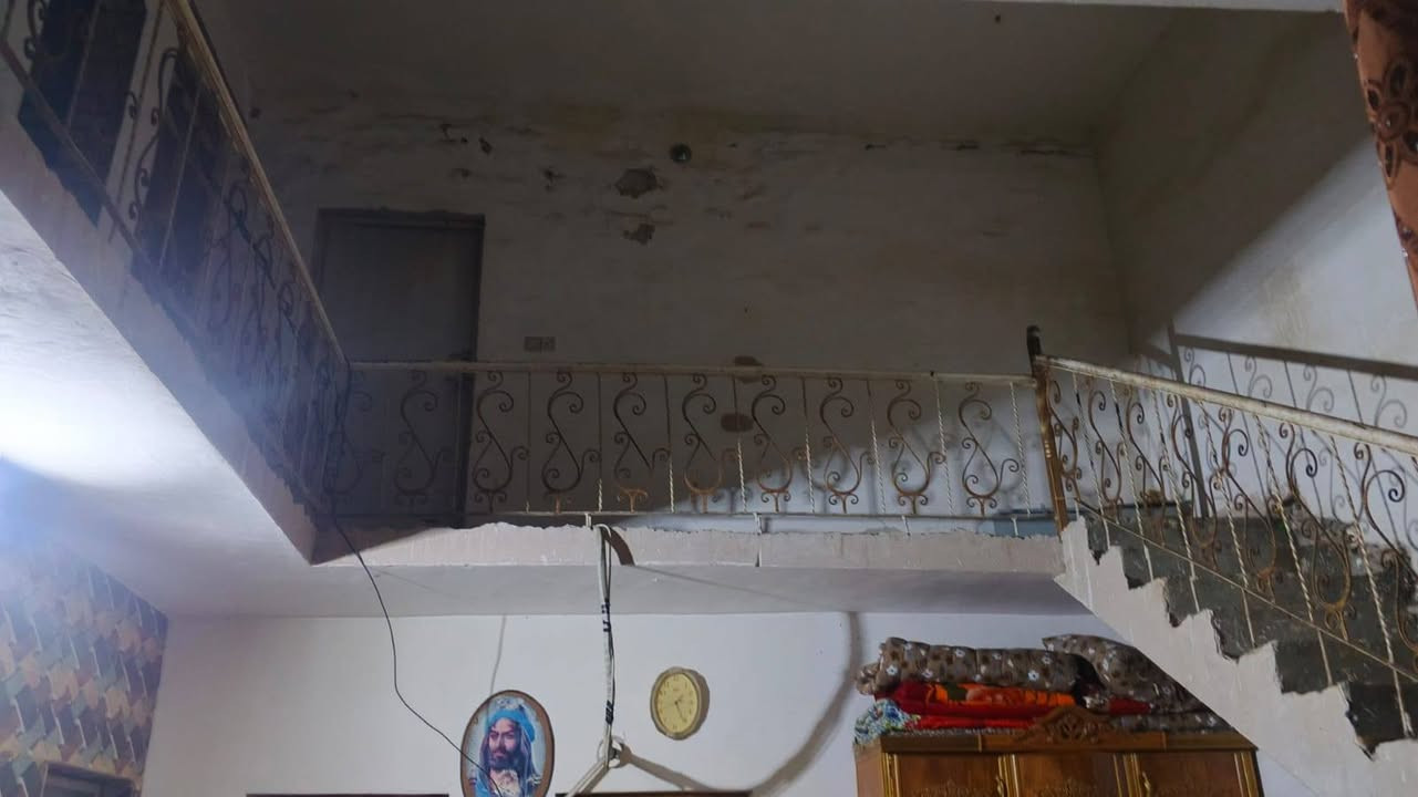 دار للبيع في ناحية سيد الشهداء  المزرعة حي الحسين  المساحة 150 متر وجهية 7/5 والنزال 20  يحتوي على ستقبال ومطبخ و2 غرفة نوم وصالة واسعة وصحيات داخلية وخارجية  السعر 135 وبي مجال للستفسار ***********
