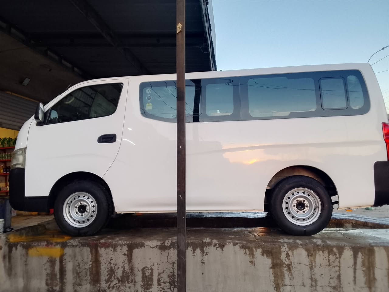 سلام عليكم ورحمه الله وبركاته نيسان زعرة موديل 15سيارة جديدة صدر وضع شركة ماشية 60الف حقيقي تخم تاير اويل 19مكينة كير اكسن كفالة سيارة جافية عطويله ومعمرة  سعر خاص رقم ***********
