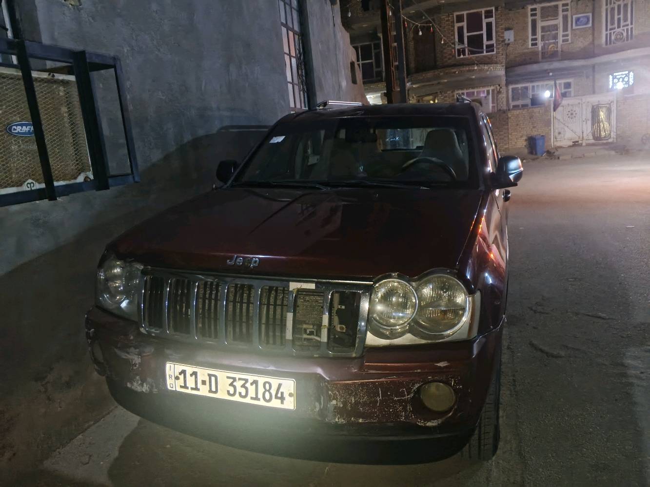 عندي جيب نظيف لون عنابي، دبل/4x4، شكله مرتب ومستخدم بشكل عادي، والبدن بشكل عام زين بس بيه كم خدش وآثار استعمال بسيطة مثل ما مبين بالصور. السيارة جاهزة للمعاينة، وإذا أكو أي استفسار إضافي أني حاضر.