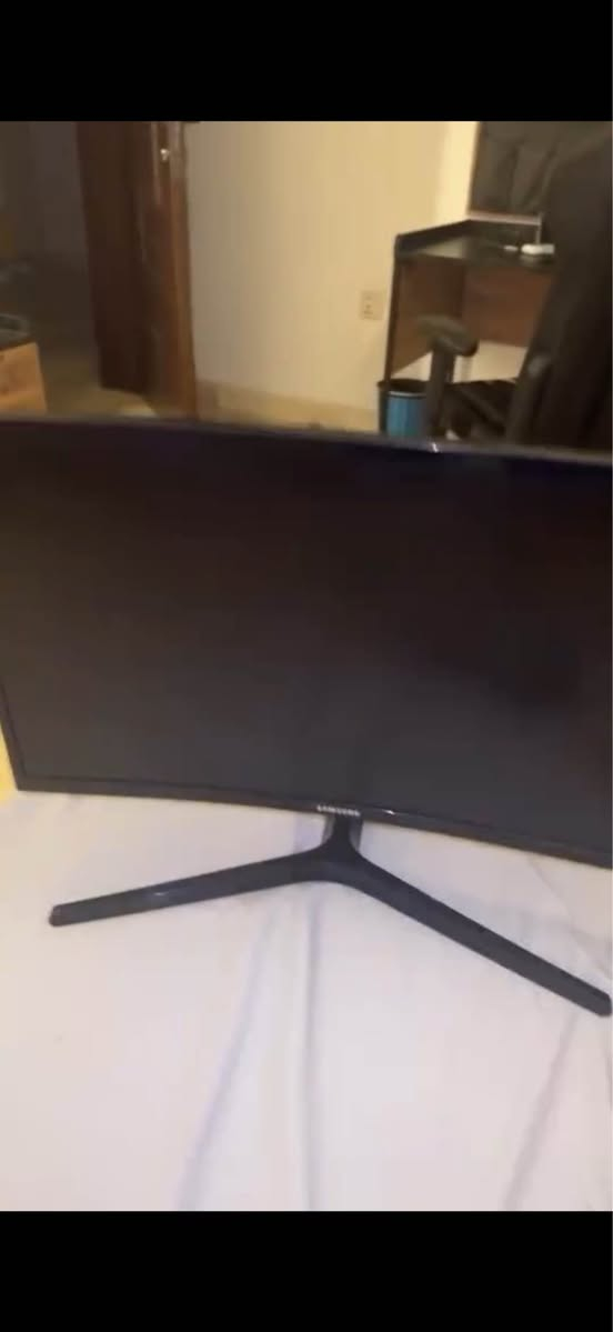 هذه أهم مواصفات شاشة Samsung LC24RG50F (CRG5) 24” Curved Gaming Monitor بشكل واضح ومختصر:

⸻

📺 المواصفات الأساسية

•  الحجم: 24 بوصة (فعليًا 23.5”)  
•  الدقة: Full HD (1920×1080)  
•  نوع الشاشة: LED – لوحة VA  
•  التصميم: منحنية (Curved) بانحناء 1800R  
•  معدل التحديث: 144Hz  
•  زمن الاستجابة: 4ms (GTG)  

⸻

🎮 الأداء والمزايا

•  تدعم AMD FreeSync لتقليل التقطيع والتأخير  
•  وضع Game Mode لتحسين الألوان والتباين للألعاب  
•  Low Input Lag لتقليل التأخير في الإدخال  
•  Flicker Free + Eye Saver Mode لحماية العين  

⸻

🌈 جودة الصورة

•  السطوع: 250 شمعة/م²  
•  التباين: 3000:1 (ممتاز لشاشة VA)  
•  زوايا الرؤية: 178° أفقي / عمودي  
•  الألوان: 16.7 مليون لون  

⸻

🔌 المنافذ (Ports)

•  2 × HDMI
•  1 × DisplayPort 1.2 بغداد, العراق


**إذا كنت صاحب هذا الإعلان وتريد حذفه لأي سبب، رجاءا أرسل رسالة إلى الدعم الفني**