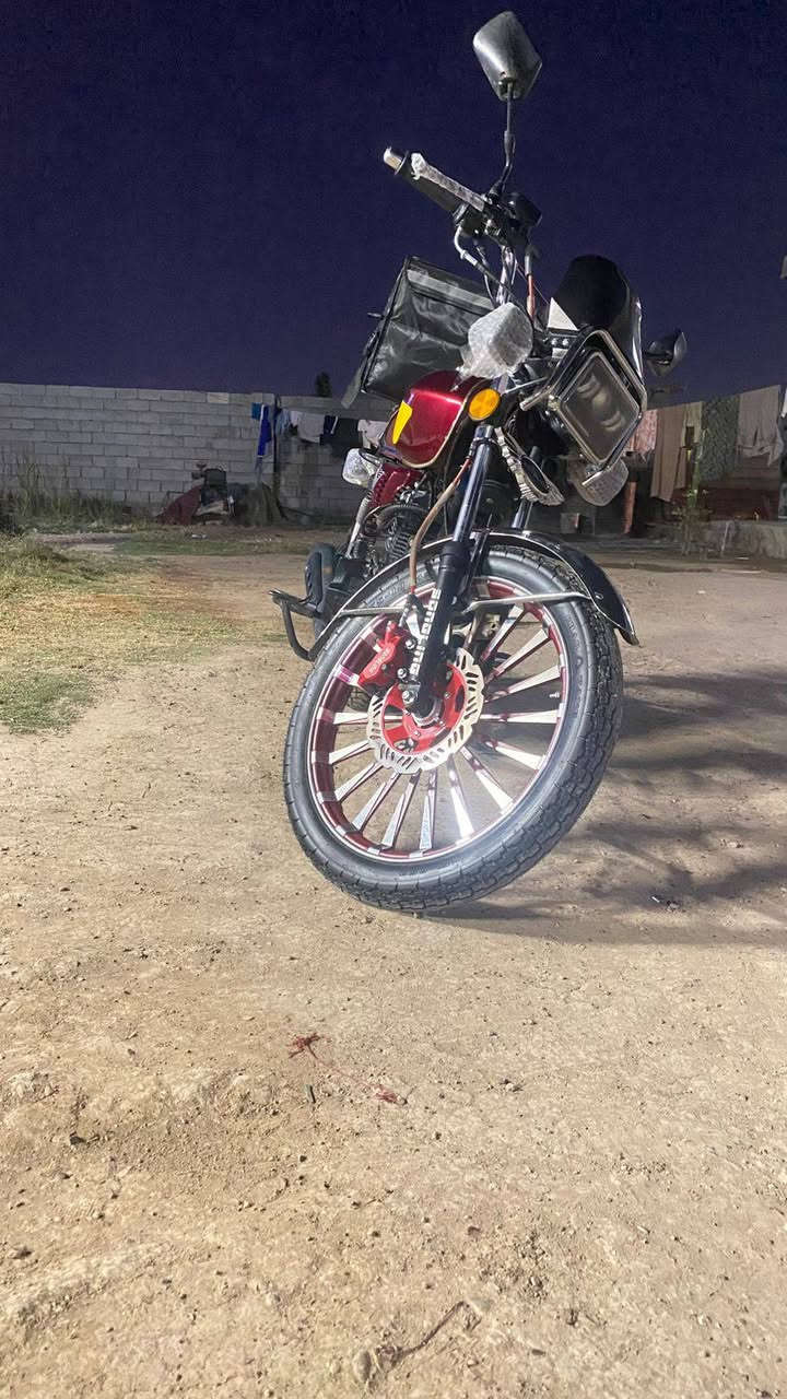 سلام عليكم سونك موديل 26للبيع صارلها شهر من خذتها ورقها كامله تاخذها ثاني يوم تحول دراجه خير من الله لون احمر مابيها اي عيب شرعي برغي مفتوح بيها كهربيات كلها شغله 
محرك 200
درجه نضيف 
نقصها شاشه فقط
سعر 850بيها مجال قليل 
رقم ***********متواجد وتساب
