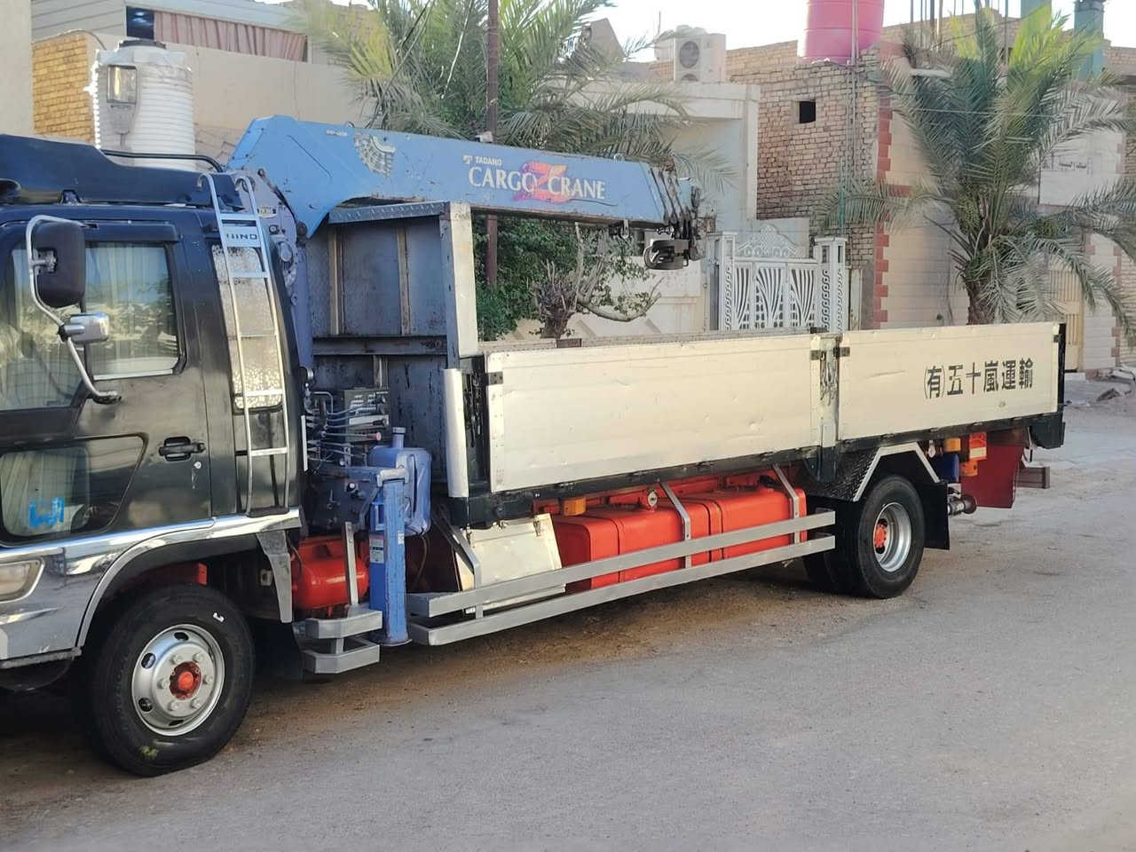 السلام عليكم سيارة هينو كرين انگر ابوشفه للبيع طول 6/25متر كرين كاركوخمس سلايتات رجلين مخالف رجلين خلفيه محرك 80 سوبر تخم تاير بدي جسور حديد بلادي گاعيه جگر سياره جاهز رقم بصره باسمي موديل 

2001 مامعلايه  الموبايل  ***********
***********
