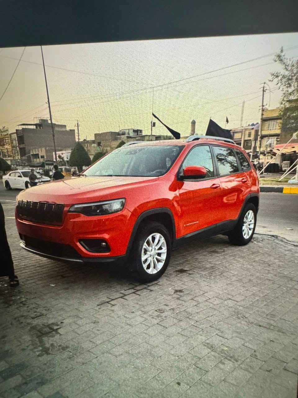 سلام عليكم سياره جيب شيروكي شكل بزون موديل 2021 وارد امريكي مكينه 2400 سياره فور ويل ضربتها بجم سياره جاهزه عوزها نوقص بسيط رقم بغداد الاستفسار على رقم ***********
