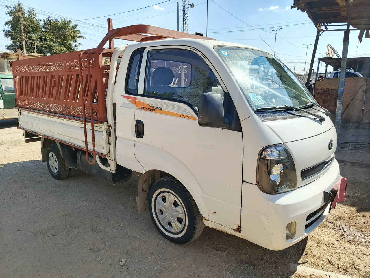 السلام عليكم كيه موديل 15 السياره مكفوله من صبق وضربه وتبديل السياره بلاديه مكينه جديده كير اكسن مكفول رقم واسط بسمي السعر 110 وبيها مجال مكان بغداد السياره تنباع بدون محجر رقم ***********
