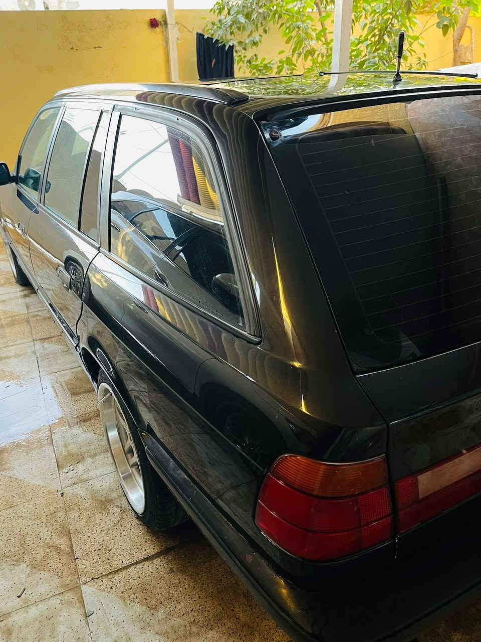 السلام عليكم يلطيبين
كير عادي BMW 544
السياره ستيشن اصل 30 8 سلندر 
السياره جديده كلش وعلى ايدي جانت مضمومه وهسه طلعتها 
الموصفات 
بانوراما 
جنطه كهرباء 
دبل ايرباك 
دبل جكمجه 
غرفتها كلش نضيفه داخل ابيض كلها صاح ملكي 
كشنات مخمل وجلد 
مابيها نقص السياره 
ويل m حجم 17 اصلي كله مختم وياه تخم تاير جديد كلش 
دركه ام اصلي شغاله كلها 
تلفون مالتها موجود 
كير عادي انطلاقه تخبل 
مكينتها جديده 
حداديه جديده 
مابيها اي نقص رقم بغداد و بسمي 
السياره ماشيه 198  الف 
بدون صبغ السياره بيها قطعه وحده صبغ فقط البنيد 
على شرط السياره قطعها كلها ملاتها حتى بدون فتح 
السعر خابرني او دزلي على الخاص  وتشلع عيوني وما راح اقصر ويا اي احد 
مكان السياره بابل المركز 
الاتصال *********** موجود وتساب او اتصال بكل وقت
