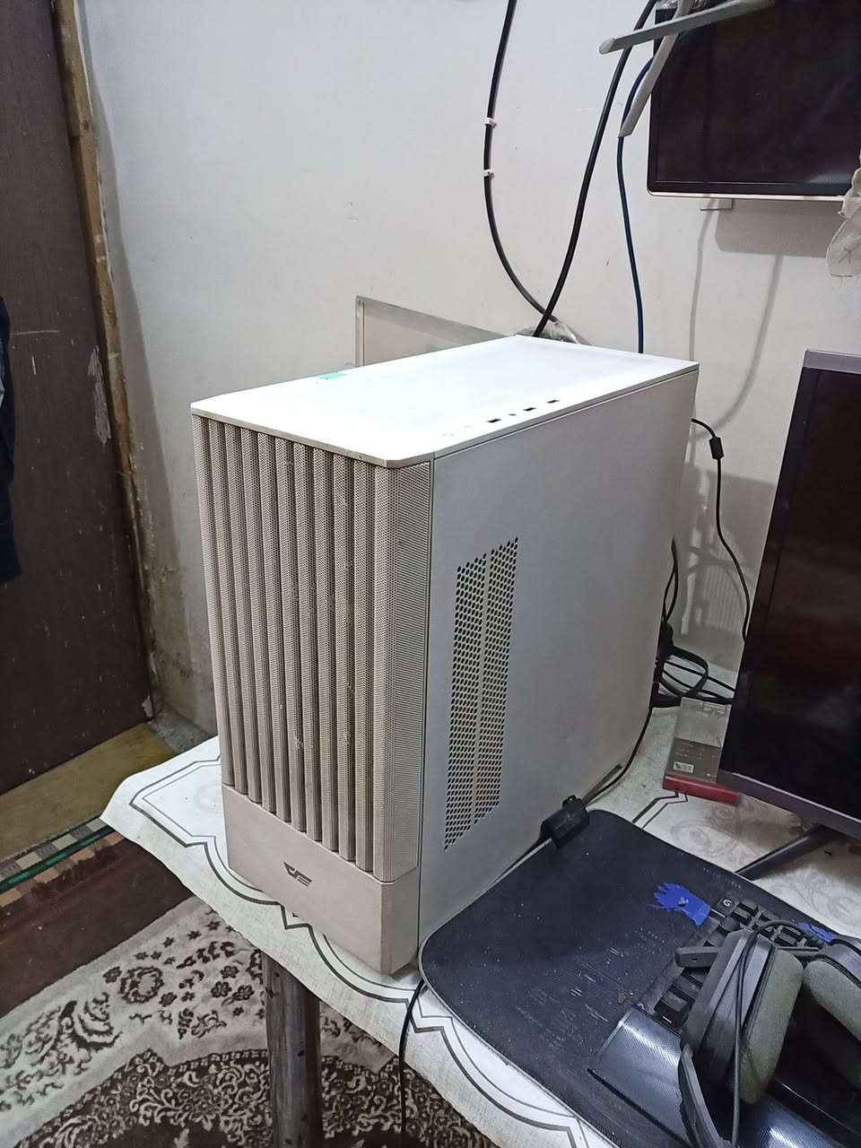 💻 حاسبة ألعاب / شغل قويّة – بحالة ممتازة
🔹 المعالج: Intel Core i5-12400F
🔹 اللوحة الأم: ASUS PRIME H610M-K D4
🔹 كرت الشاشة: RTX 3060 ZOTAC Twin Edge 12GB
🔹 الذاكرة (RAM): 16GB DDR4 Kingston Fury Beast RGB (3200MHz)
🔹 التخزين: SSD LEXAR 1TB
🔹 مزود الطاقة: AeroCool LUX 650W Bronze
🔹 التبريد: DeepCool ALTA 9 + مراوح الكيس
🔹 الكيس: DarkFlash DK415M Mid Tower (3 مراوح RGB – لون أبيض)
✅ تشغّل الألعاب الحديثة بسلاسة
✅ مناسبة للألعاب، التصميم، والمونتاج
✅ استخدام نظيف وحالة ممتازة
للاستفسار التواصل خاص 📩
رقمي ***********
قيم باليرضي الله و اخذ 
مكاني بغداد الزعفرانيه
