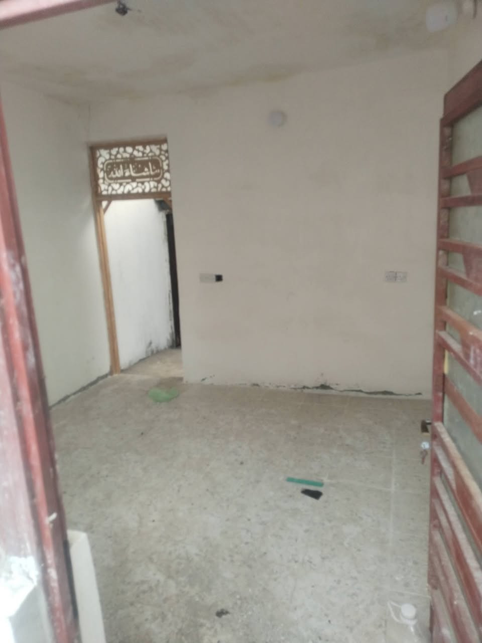 نصين للبيع منطقه الاستكشافات بضهر بانزين خانه الابتسام خامس فرع كل وحده غرفه واستقبال ومطبخ وملحقاته صب مسلح رقمي *********** واتساب
