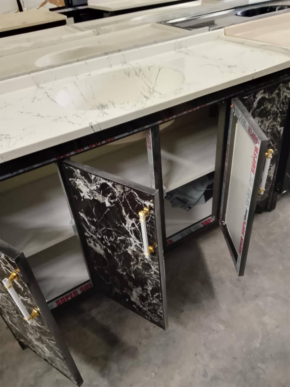 سنك جديد متره ونص مرمر غير مستعمل ويرهم مراوس اذا عدكم سنك ثاني حتى اذا مو مرمر وحسب الاتفاق العنوان واسط قضاء الصويره شارع العام قرب محطة ام وليد السايد الرايح البغداد للتواصل ***********/مجمع الشمال
