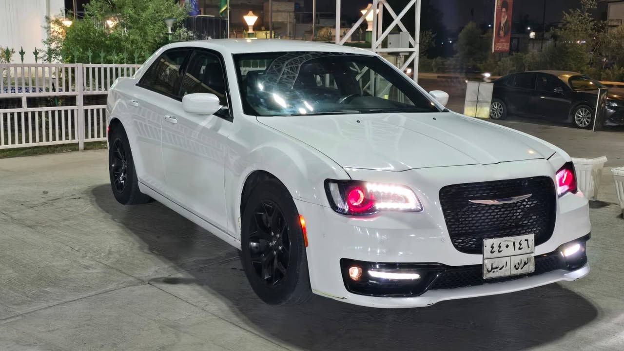 السلام عليكم
كرايسلر S300 موديل 2016  وارد امريكي بيها جاملغ وبنيد ولغد مبدل
وشويه بارد بجاملغ الخلفي سياره S فول مواصفات معروفه مواصفاتها بس بانوراما مابيها دمام بصندوك كشن حضن كشن كهربائي تدفئه ويل 18 وتخم تاير مكينه 3.6 مكينه وكير وحداده بلكارتون سياره جديده وحلوه لايت عدسه زرع عين حمره شرط نهار رقم اربيل سنويه منتهيه 
مكان السياره البصرة 
السعر 145 قفل بيها فقط حق جيه
 تفاصيل اكثر اتصل على رقم بي واتساب واتصال ***********
