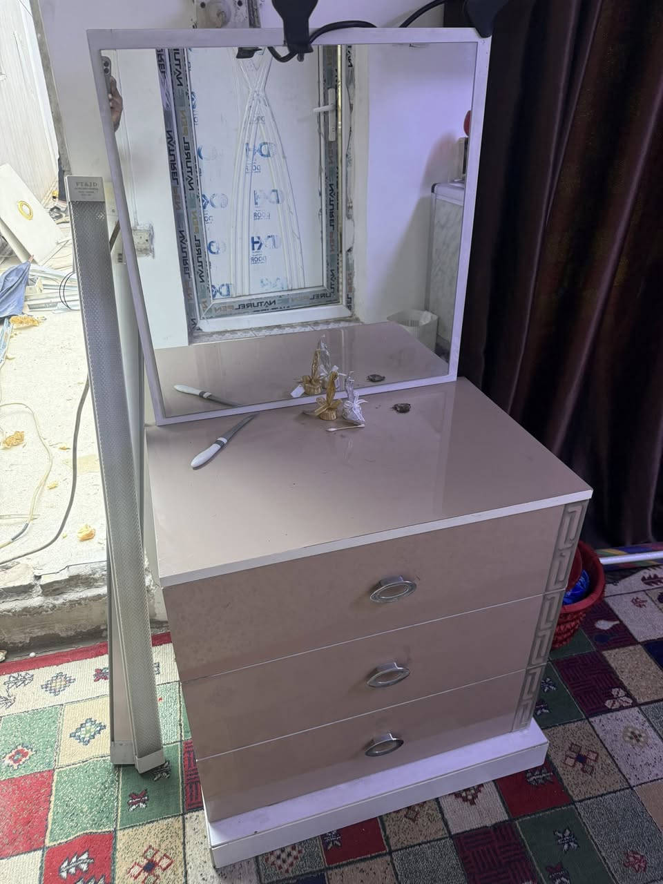 كنتور+ميز تواليت
ثنيهن ب120

***********
