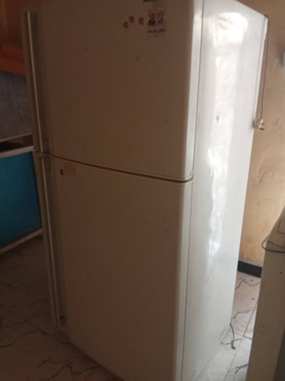 ثلاجه البيع السعر150وبيه مكان بصره شط العرب ***********
