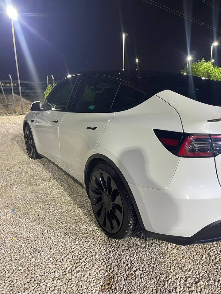 عرض للبيع
تيسلا 
2023 
موديل(( Y))
دبل ماطور 
بطاريه بيفورمنس
ماشيه 40000  فقط 
شاشه كبيره حجم15 انج

سقف باوراما
حساس خلفي 
حساس امامي 
8 كاميرات 
كاميرا 360 درجه
كراسي كهرباء
كشنات تدفئه
رادار خلفي 
رادار امامي 
مانع تصادم 
رادار جوانب
تحكم سياره بلشاشه طبعا
نضام كشف كاميرات سرعه الطريق
نضام الرادار لمنع تصادم
نضام لتحديد مسار الطريق
نضام ترفيه كامل واتسب ويوتيوب وتيك توك 
فول اوامر صوتيه
اون لاين
سياره فول فول مواصفات 
السيارة عَليۿ بي بي اف םِـטּ العالمية ضمان 10 سنوات 

السعر 27 ونص وبي مجال 
للتواصل ***********
